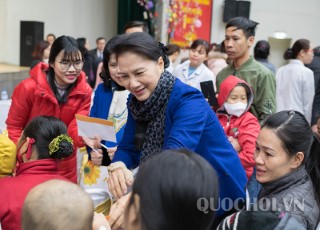 Chủ tịch Quốc hội Nguyễn Thị Kim Ngân thăm và tặng quà cho các bệnh nhi ung thư máu